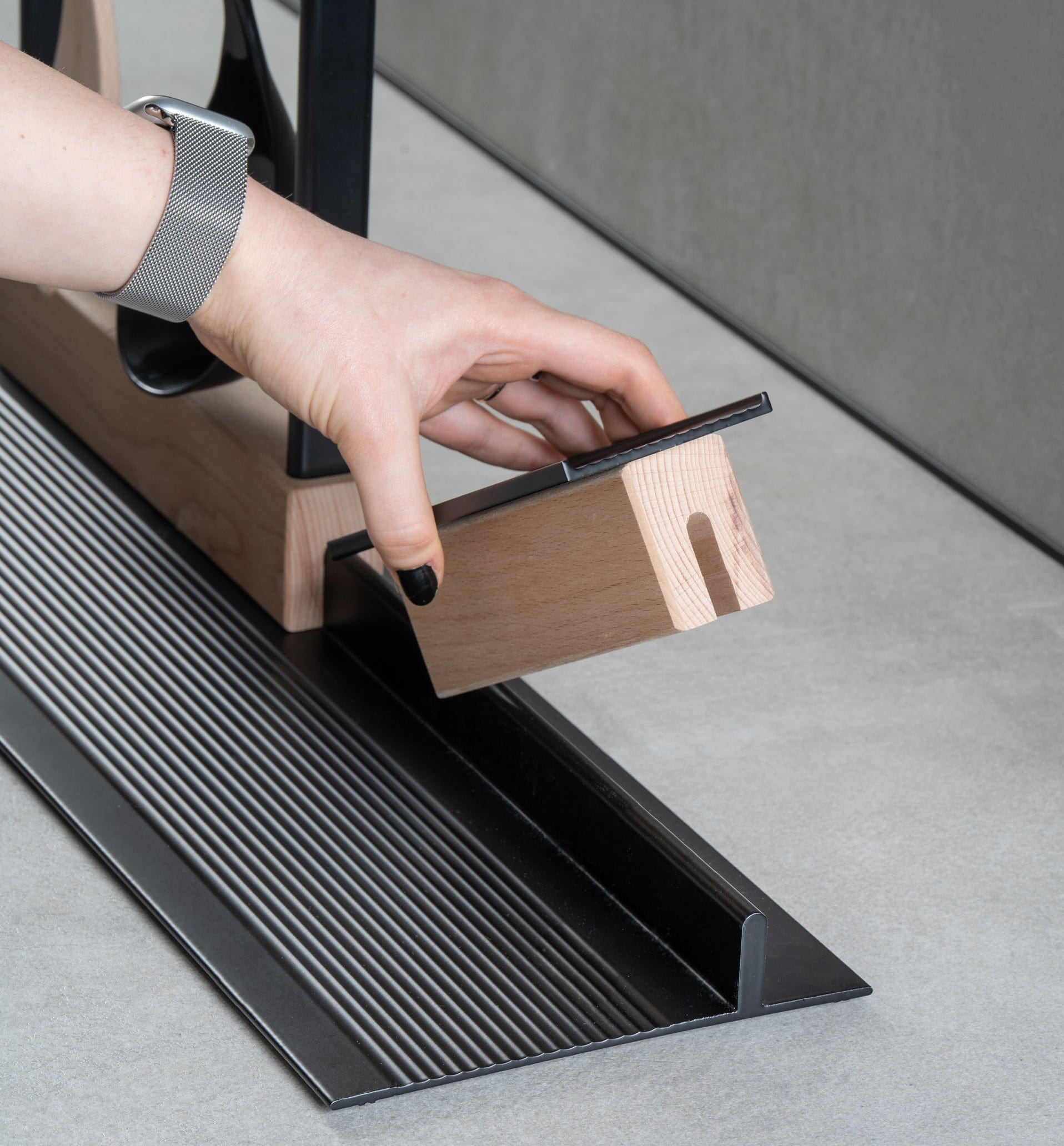 Tray free-standing system of accessories