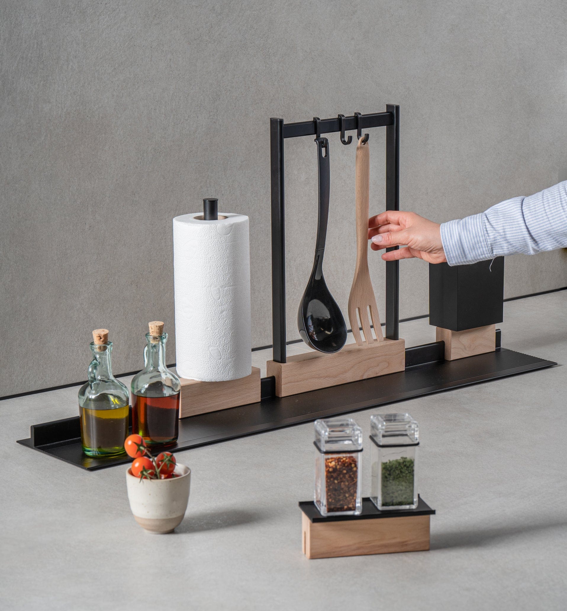 Tray free-standing system of accessories
