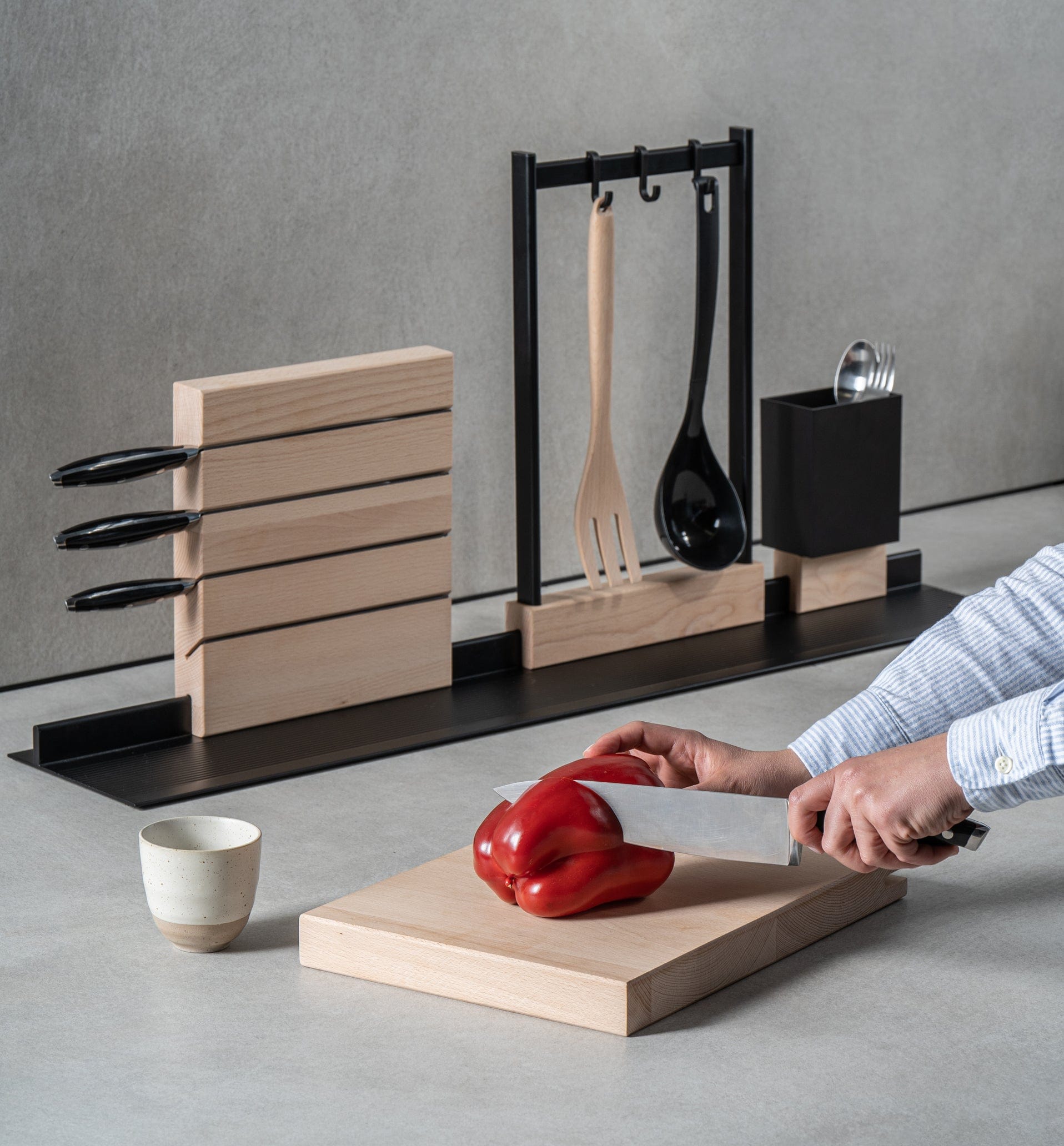 Tray free-standing system of accessories